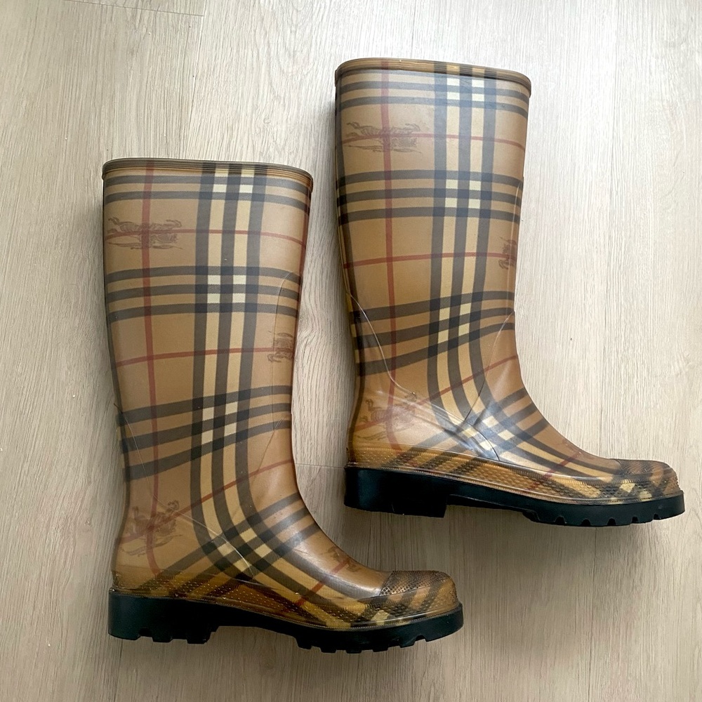BURBERRY Rubber Plaid Print Rain Boots
Size: 37